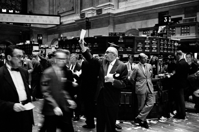 Торговая площадка Нью-Йоркской фондовой биржи (от англ. New York Stock Exchange, сокр. NYSE) в 1963 году, до введения компьютеризированных торговых систем. Источник: Библиотека Конгресса. Оригинальное изображение изменено.